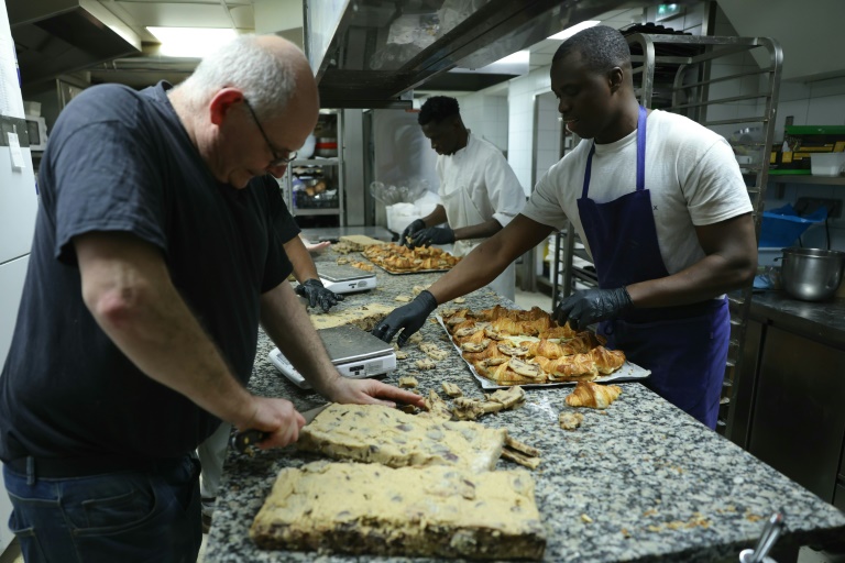 Des employés préparent des crookies, un croissant français traditionnel mélangé à de la pâte à cookies, dans la pâtisserie du chef pâtissier Stéphane Louvard à Paris, le 2 avril 2024