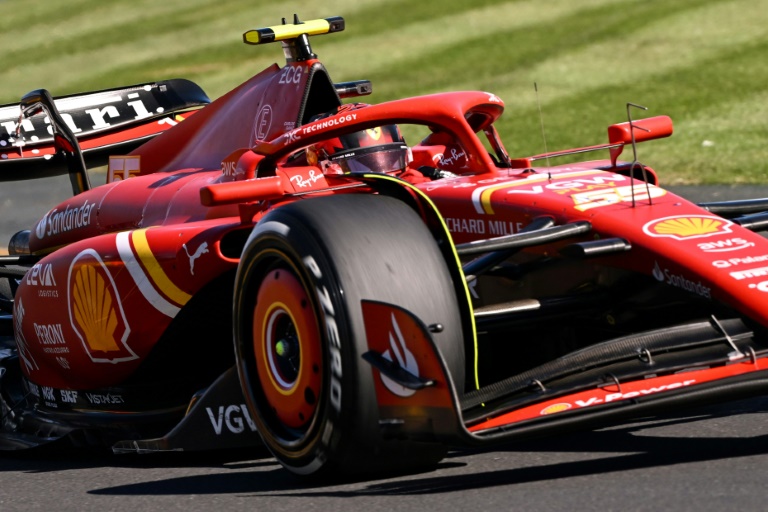 Le pilote Ferrari espagnol Carlos Sainz Jr lors du Grand Prix d'Australie à l'Albert Park Circuit de Melbourne le 24 mars 2024