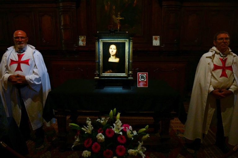 Cette photographie montre un tableau de Marie Madeleine, peint par le peintre italien Raphaël, exposé pour la première fois à la basilique Saint-Maximin, à Saint-Maximin-la-Sainte-Baume, dans le Var, le 21 avril 2024