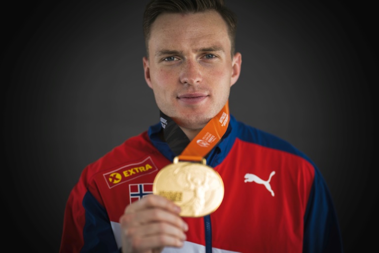 Le Norvégien Karsten Warholm, médaillé d'or du 400 m haies, pose en studio en marge des Championnats du monde d'athlétisme de Budapest, le 24 août 2023.