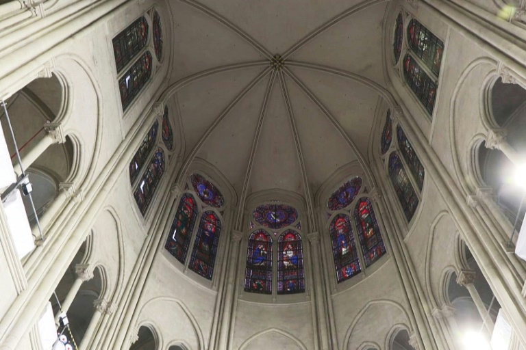 Image tirée d'une vidéo de l'AFP, le 11 avril 2024, montrant les vitraux et le choeur de Notre-Dame pendant les travaux de restauration, cinq ans après l'incendie qui l'a dévastée