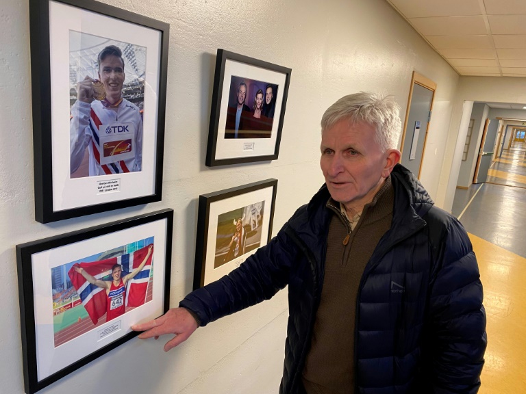 Svein Ove Fylsvik, l'ancien professeur de sport du lycée du champion olympique norvégien du 400m haies Karsten Warholm, montre des photos de Karsten Warholm accrochées aux murs de l'école, le 4 février 2024 à Ulsteinvik, en Norvège.