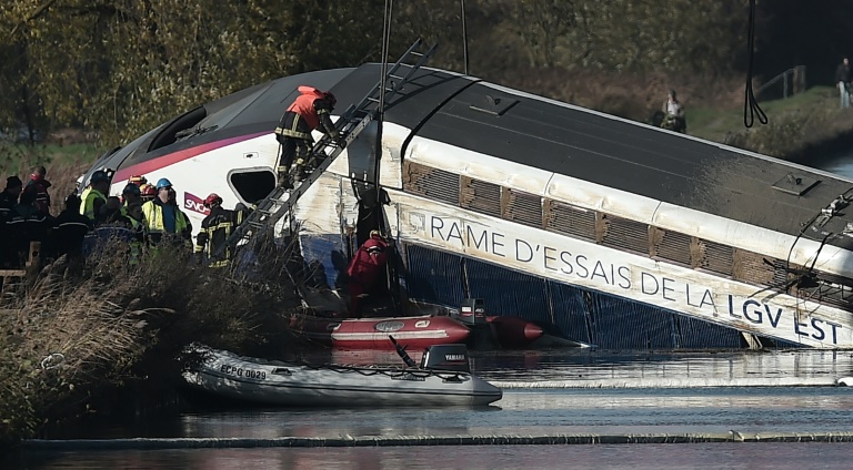 Des secours sur des lieux du déraillement d'une rame d'essai de TGV à Eckwersheim, près de Strasbourg, le 15 novembre 2015 dans le Bas-Rhin