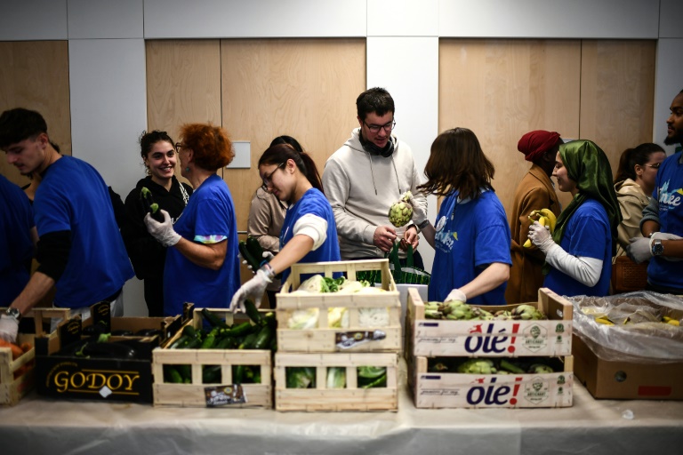 Des bénévoles de l'association Linkee distribuent des produits alimentaires à des étudiants, le 3 avril 2024 dans une résidence universitaire à Talence, près de Bordeaux