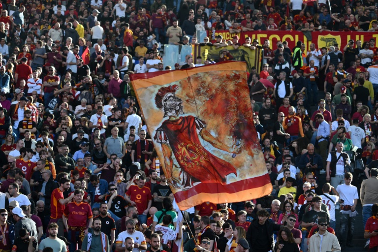 Des supporters de l'AS Rome lors du derby contre la Lazio à l'occasion de la 31e journée du Championnat d'Italie le 6 avril 2024 au Stade olympique de Rome