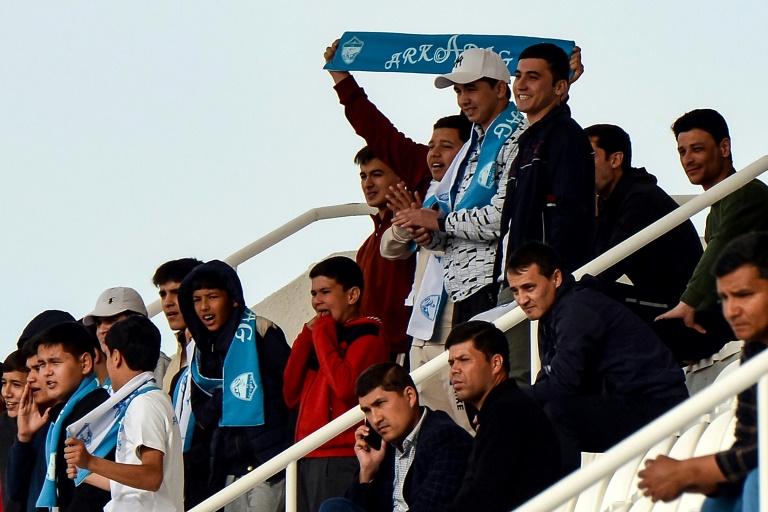 Des supporters du FK Arkadag lors du match de championnat contre Akhal à Arkadag au Turkménistan, le 30 mars 2024