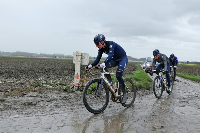 Des coureurs de l'équipe Groupama-FDJ avant la course cycliste Paris-Roubaix, surnommée l'Enfer du Nord, lors d'une reconnaissance sur un secteur pavé, le 5 avril 2024 près d'Haveluy