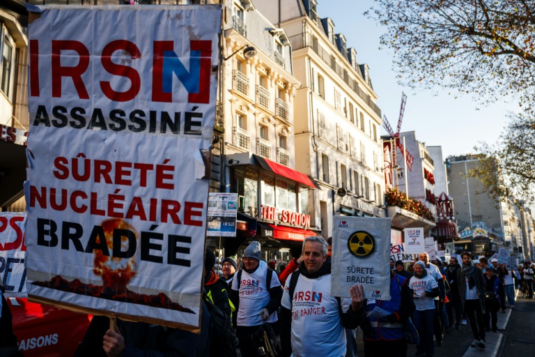 Des membres de l'Institut de radioprotection et de sûreté nucléaire (IRSN) manifestent contre le projet de réforme de la sûreté du nucléaire, le 20 décembre 2023 à Paris