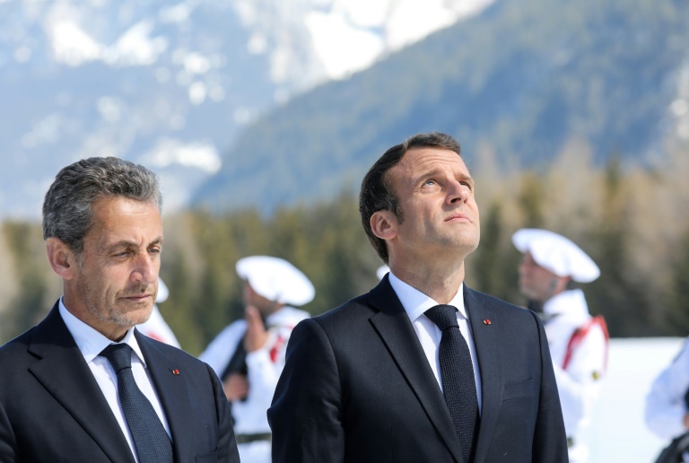 Le président français Emmanuel Macron (droite) et son prédécesseur Nicolas Sarkozy près de Thorens-Glières le 31 mars 2019 dans les Alpes françaises