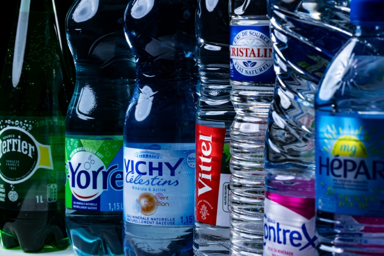 Des bouteilles d'eau minérale de marques appartenant au groupe Nestlé Waters, le 21 février 2024 à Paris