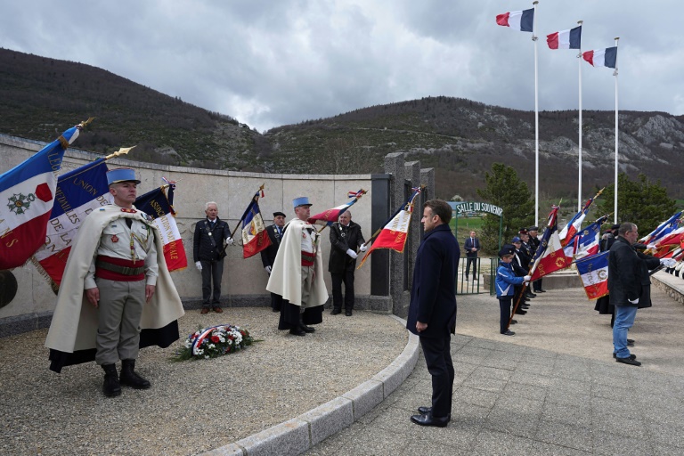 Le président Emmanuel Macron rend hommage le 16 avril 2024 au maquis du Vercors, à la nécropole de la résistance de Vassieux-en-Vercors, dans la Drôme