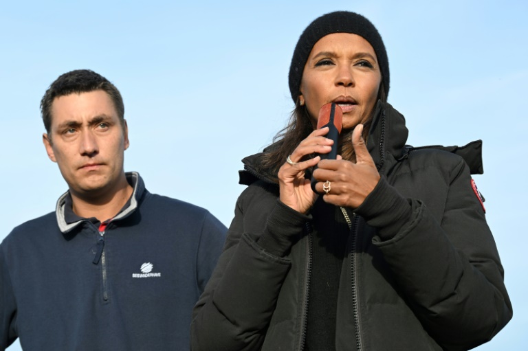 Karine le Marchand et le secrétaire général de la FDSEA Samuel Vandaele sur un barrage de l'autoroute A4 près de Jossigny en Seine-et-Marne, le 29 janvier. 2024