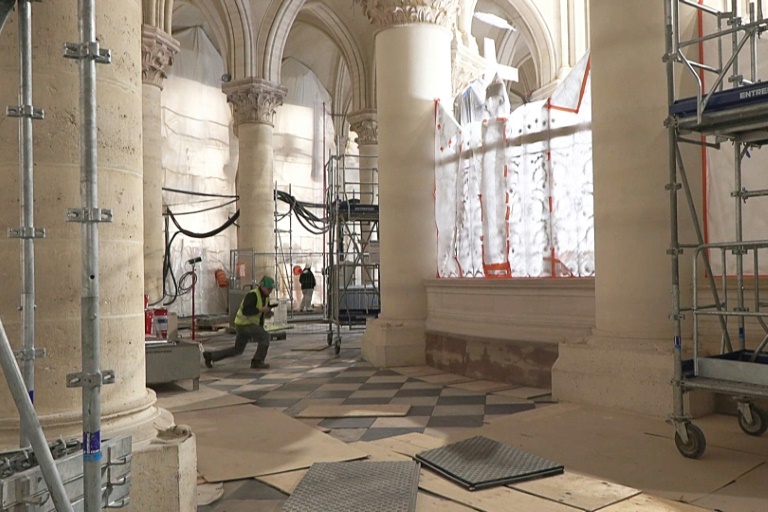 Image tirée d'une vidéo de l'AFP, le 11 avril 2024, montrant la restauration des sols de la cathédrale Notre-Dame de Paris, cinq ans après l'incendie qui l'a dévastée