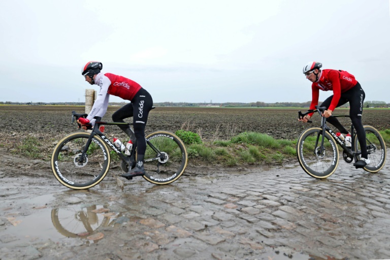 Des coureurs de l'équipe Cofidis, lors d'une reconnaissance des secteurs pavés du Paris-Roubaix, le 5 avril 2024 à Haveluy, dans le Nord