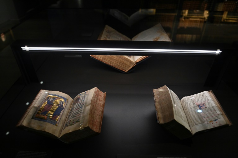 Des livres anciens à la bibliothèque-musée Inguimbertine, dans l'ancien hôtel-Dieu de Carpentras, le 19 avril 2024 dans le Vaucluse