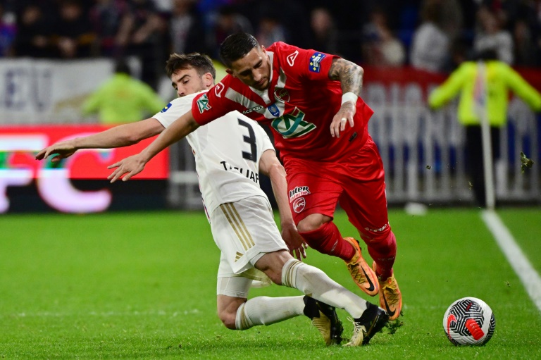 Le défenseur argentin de Lyon Nicolas Tagliafico (en blanc) à la lutte avec le milieu de terrain de Valenciennes Anthony Knockaert pendant la demi-finale de coupe de France mardi au Groupama Stadium de Decines-Charpieu.