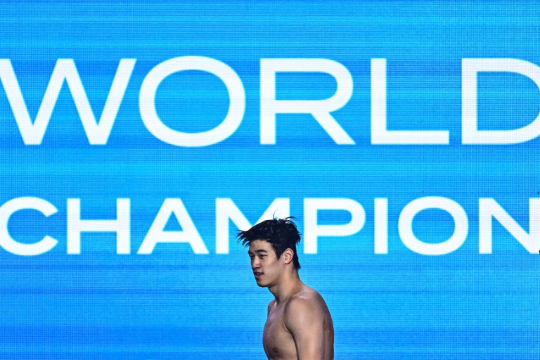 Le Chinois Pan Zhanle, détenteur du record du monde de la distance, a remporté la médaille d'or du 100 m nage libre aux Mondiaux de natation à Doha, le 15 février 2024