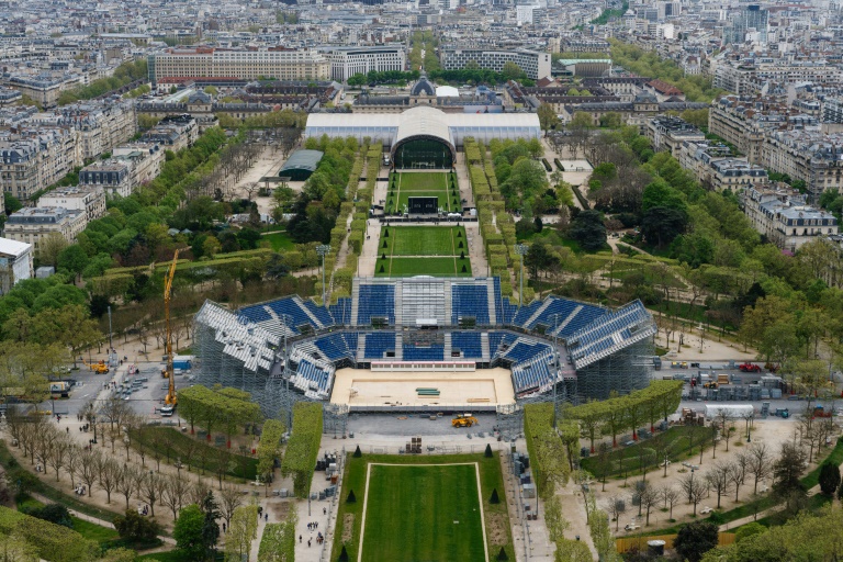 Vue aérienne du Champ-de-Mars et du chantier de construction du Stade de la Tour Eiffel pour les Jeux Olympiques de Paris 2024, le 11 avril 2024