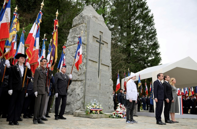 Le président Emmanuel Macron (au centre), le ministre de la Défense  Sébastien Lecornu et la présidente de l'Assemblée nationale Yaël Braun-Pivet rendent hommage aux résistants du plateau des Glières, le 7 avril 2024 à Thônes, en Haute-Savoie