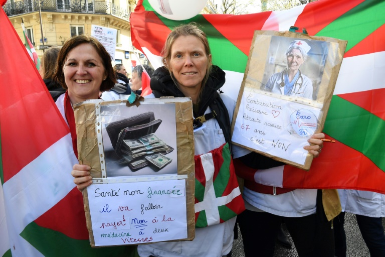 Manifestation des infirmières libérales pour exiger plus de reconnaissance et une revalorisation face à l'inflation à Paris, le 4 avril 2024