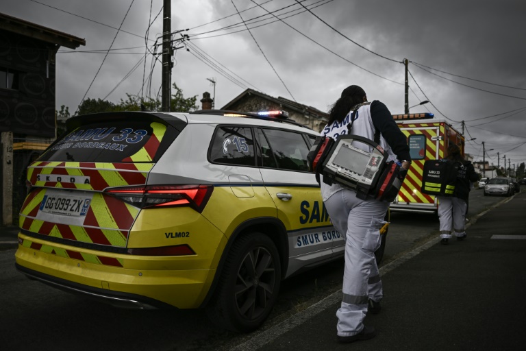 Des membres d'une des premières unités hospitalières mobiles paramédicales (UMH-P) du CHU de Bordeaux se rendent au domicile d'un patient suite à un appel d'urgence, le 17 avril 2024 à Bordeaux