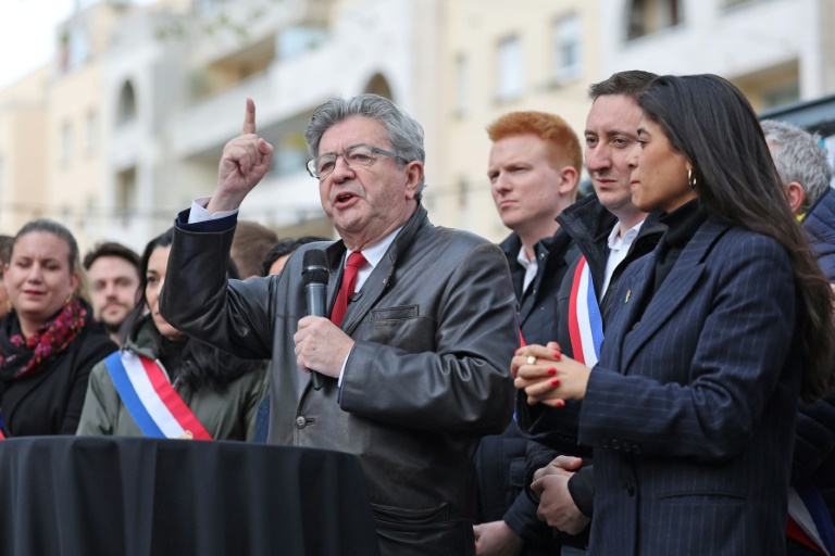 La militante franco-palestinienne Rima Hassan (d) et Jean-Luc Mélenchon (c), chef de file de La France Insoumise (LFI), lors d'un rassemblement à Lille, après une nouvelle interdiction de leur conférence controversée sur la Palestine, le 18 avril 2024 dans le Nord