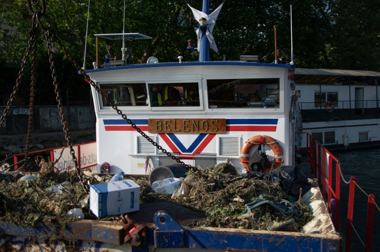 Récolte de déchets dans la Seine par le bateau dépollueur Bénélos à Levallois-Perret à la lisière de Paris, le 8 juin 2023