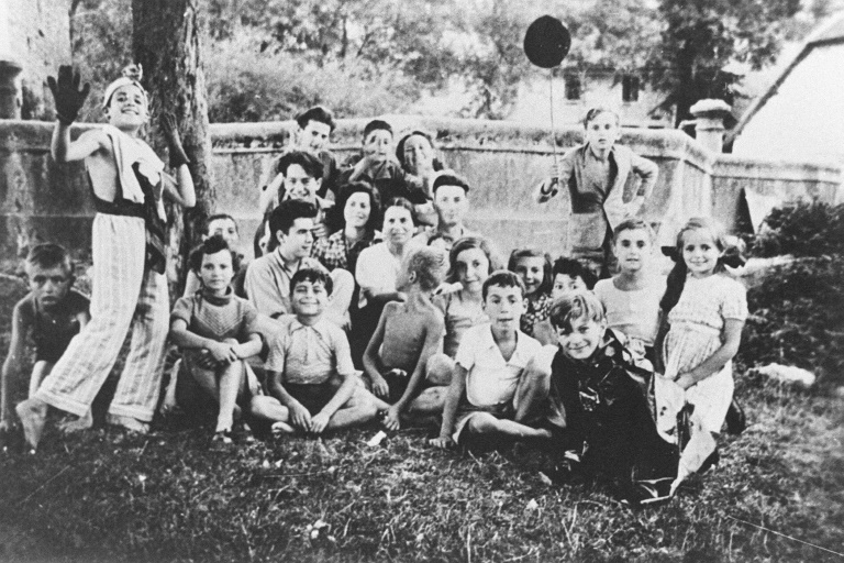 Les enfants juifs du Foyer d'Izieu peu avant leur déportation, le 6 avril 1944, vers les camps d'extermination d'Auschwitz