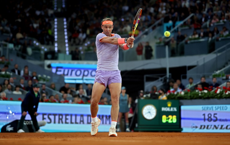 L'Espagnol Rafael Nadal effectue un revers contre l'Australien Alex De Minaur,  lors de sa victoire au 2e tour du Masters 1000 de Madrid, à la Caja Magica de Madrid le 27 avril 2024.