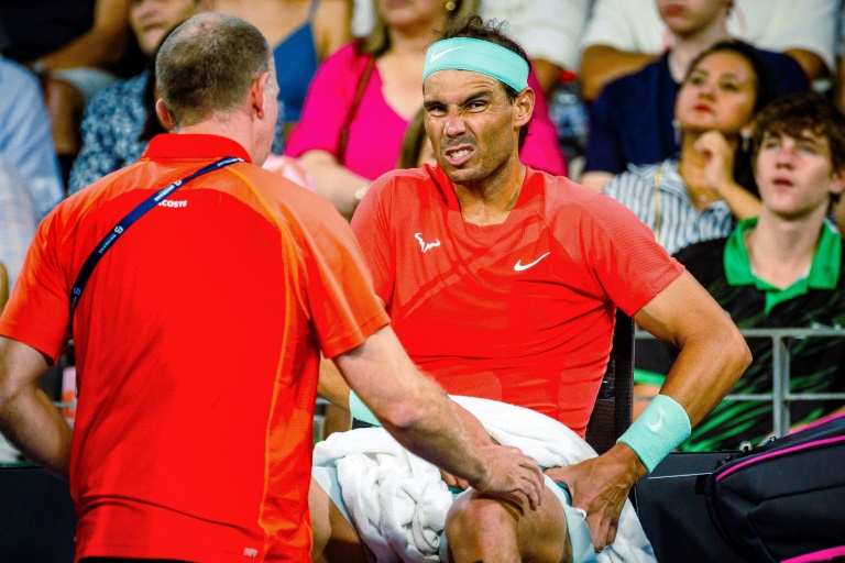 L'Espagnol Rafael Nadal est soigné au bord du court, lors du tournoi de Brisbane, le 5 janvier 2024