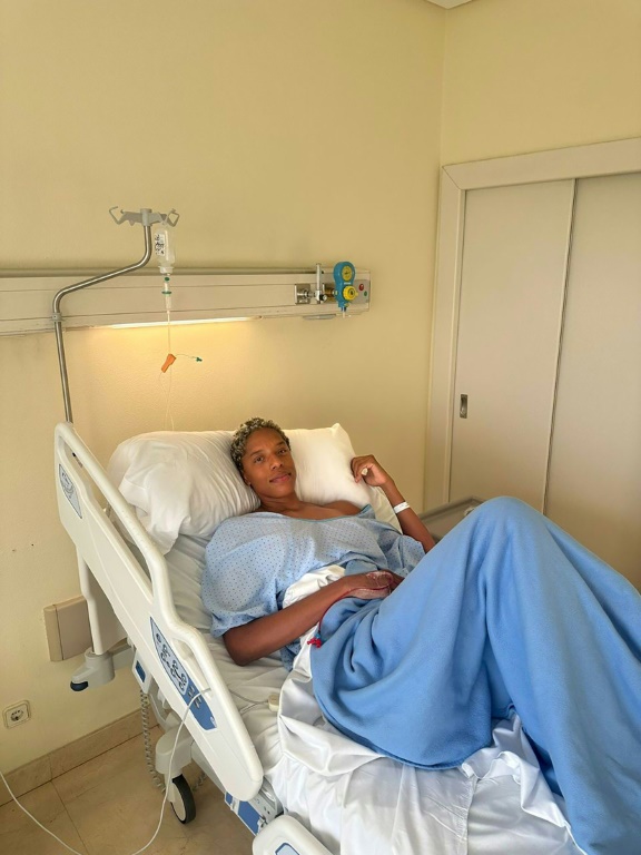 Photo publiée sur le compte du réseau social X de la championne olympique vénézuélienne Yulimar Rojas, le 12 avril 2024, la montrant en convalescence après une opération chirurgicale, dans un hôpital à Madrid, en Espagne