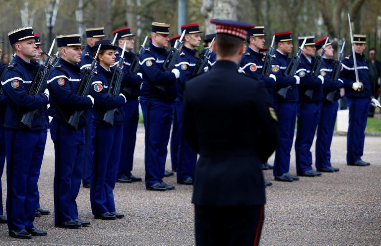 Des membres de la Garde Républicaine française, participent à une répétition en vue d'une cérémonie spéciale de relève de la garde, à Wellington Barracks, à Londres, le 5 avril 2024