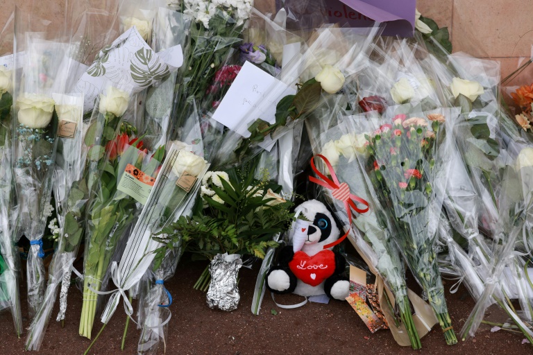 Des fleurs déposées devant le collège des Sablons à Viry-Châtillon, en Essonne, en hommage à l'adolescent mort après avoir été passé à tabac, le 7 avril 2024
