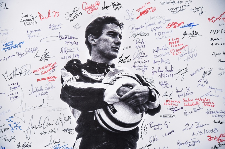 Un poster à l'effigie d'Ayrton Senna signé par des fans lors d'une cérémonie marquant le 25e anniversaire de sa mort, le 1er mai 2019 à Imola