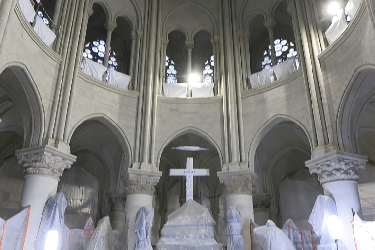 Image tirée d'une vidéo de l'AFP, le 11 avril 2024, montrant les éléments du choeur protégés pendant les travaux de restauration de la cathédrale Notre-Dame de Paris, cinq ans après l'incendie qui l'a dévastée