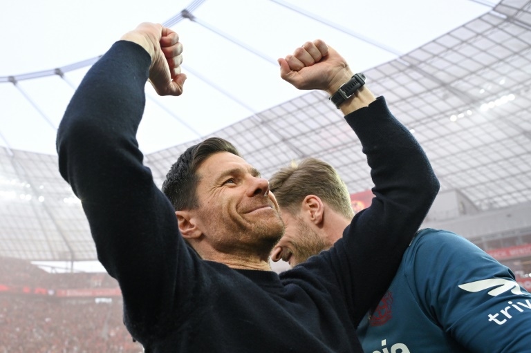 Xabi Alonso, l'entraineur du club de football allemand du  Bayer Leverkusen, fête son titre en championnat d'Allemagne Bundesliga après la victoire 5-0 contre le Werder Brême au stade de Leverkusen le 14 avril 2024. 