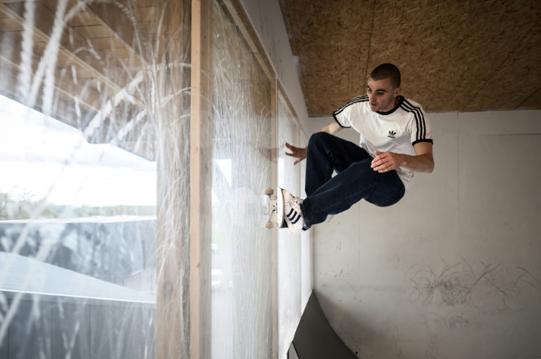 Le skateboarder français Vincent Milou s'entraîne dans le skate-park qu'il s'est construit chez lui à Saubrigues près de Cabreton dans les Landes le 3 avril 2024
