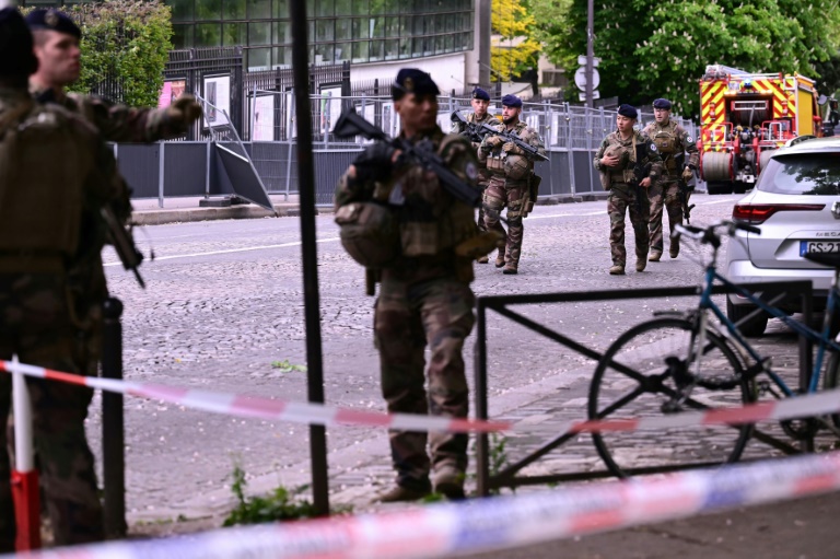 Des militaires participent au périmètre de sécurité autour de l'ambassade d'Iran à Paris le 19 avril 2024