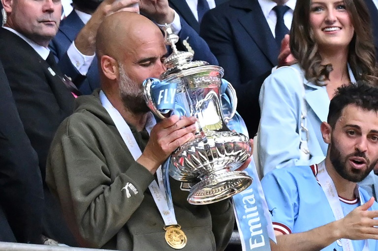 L'entraîneur de Manchester City Pep Guardiola, qui avait embrassé le trophée de la Cup l'an dernier, affronte Chelsea samedi en demi-finale de la compétition.
