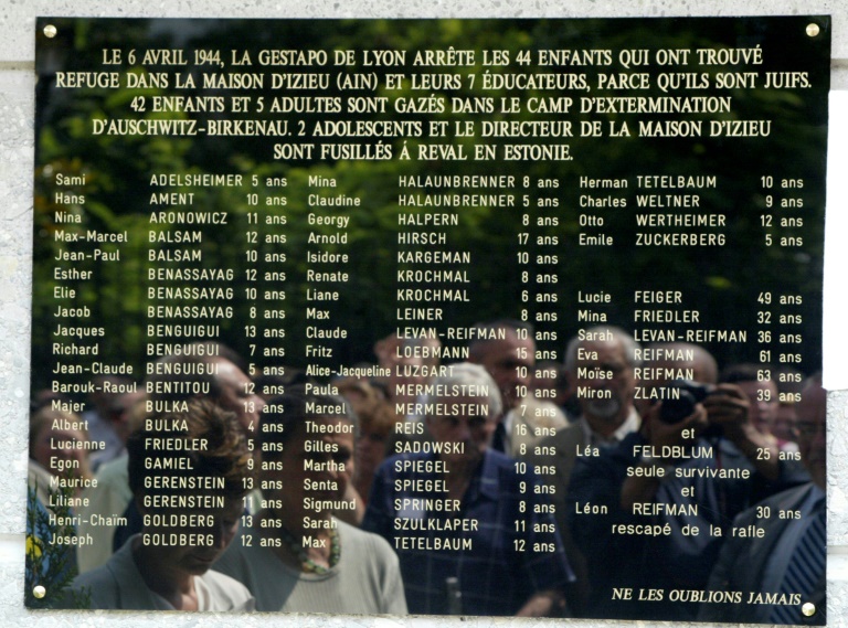 Une plaque commémorative, le 30 juin 2006 à Izieu, listant les noms des 44 enfants juifs et de leurs 7 professeurs  déportés, le 6 avril 1944, par la Gestapo de Lyon vers les camps d'extermination d'Auschwitz