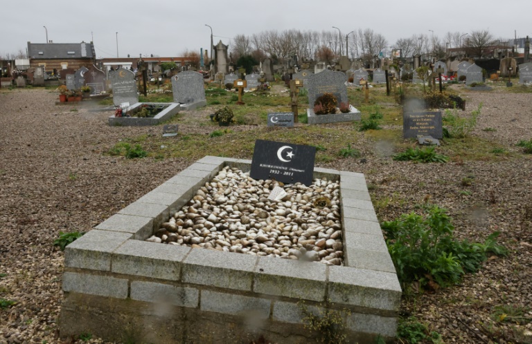 Une tombe au cimetière de Calais, le 19 décembre 2023 dans le Pas-de-Calais