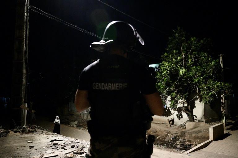 Un gendarme lors de l'opération Wuambushu contre l'habitat insalubre, l'immigration illégale et la délinquance à Mayotte, le 21 avril 2023 à Mamoudzou