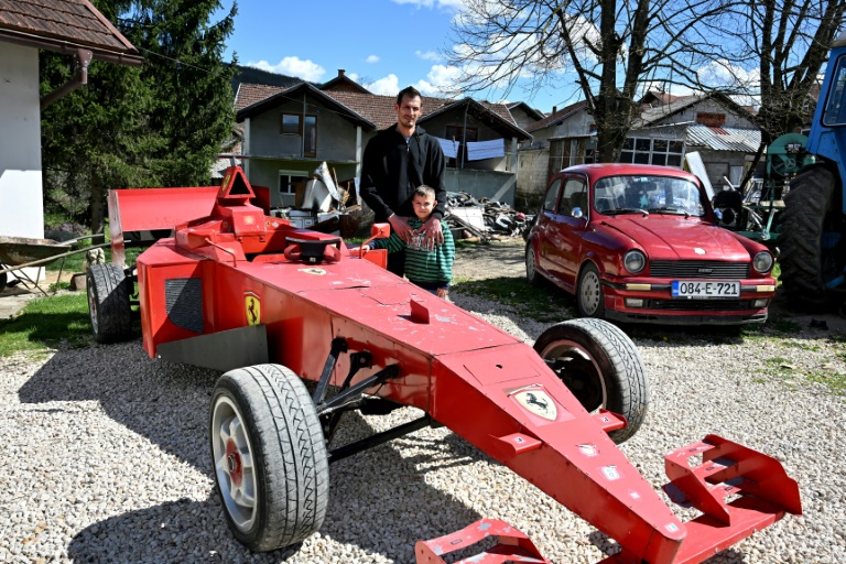 Himzo Beganovic, ici avec son fils Bibo, a accompli son rêve de garer une Formule 1 devant sa maison de Kljuc, en Bosnie.