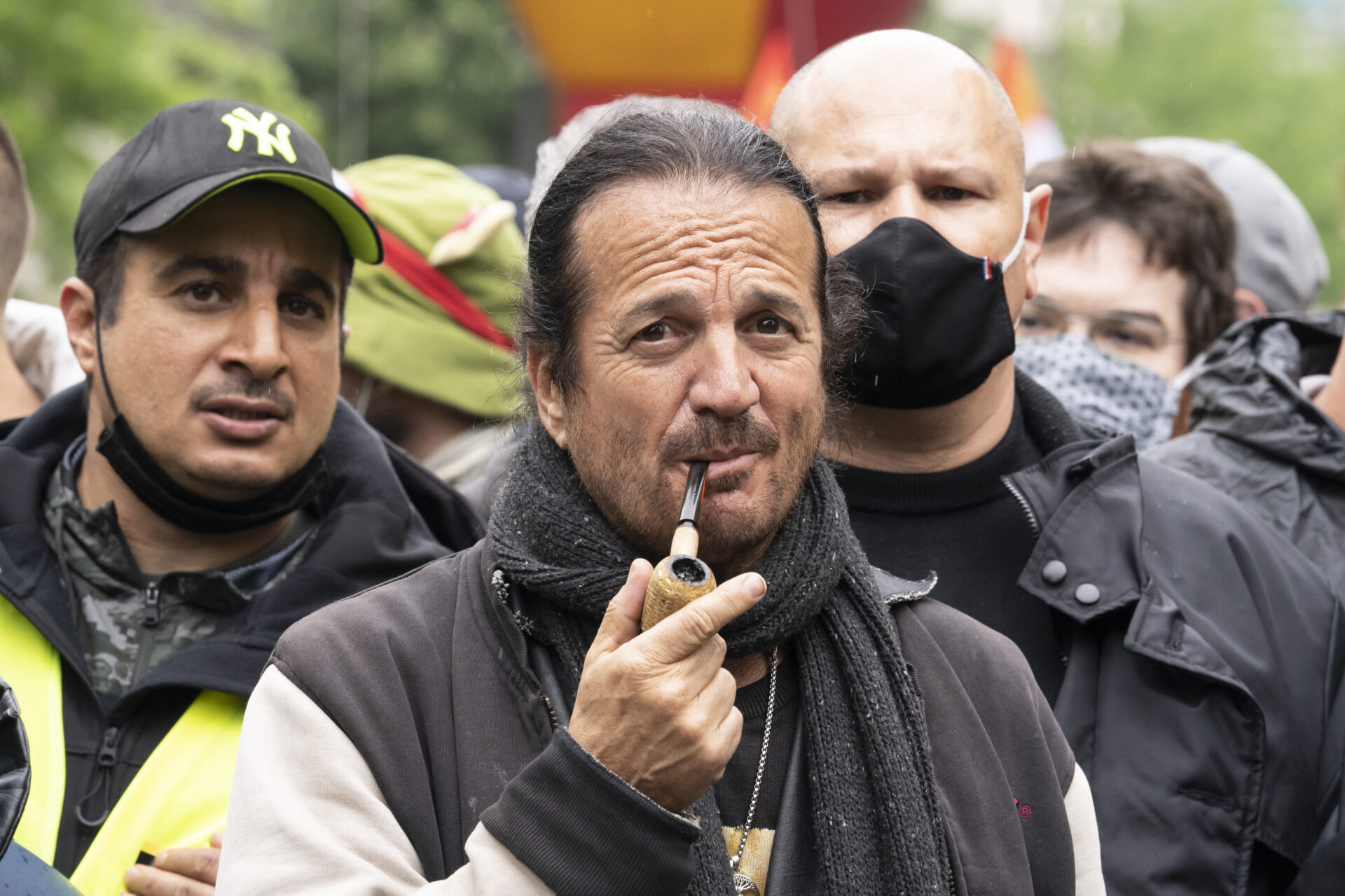 La trajectoire de Francis Lalanne, de chanteur antiraciste à complotiste.
