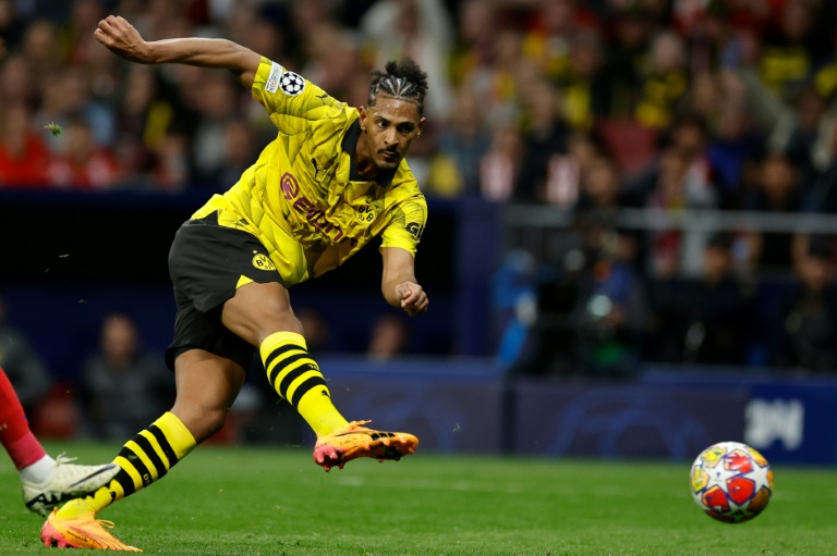 L'attaquant ivoirien de Dortmund Sebastien Haller marque le but de son équipe contre l'Atlético Madrid, mercredi en quart de finale de Ligue des champions au stade Metropolitano de Madrid.