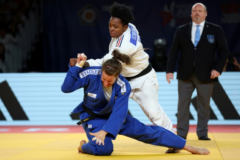 La Française Audrey Tcheumeo
(en blanc) à la lutte avec l'Allemande Anna-Maria Wagner (en bleu), en finale des -78 kg de l'Euro de judo, à l'Arena Zagreb le 27 avril 2024.