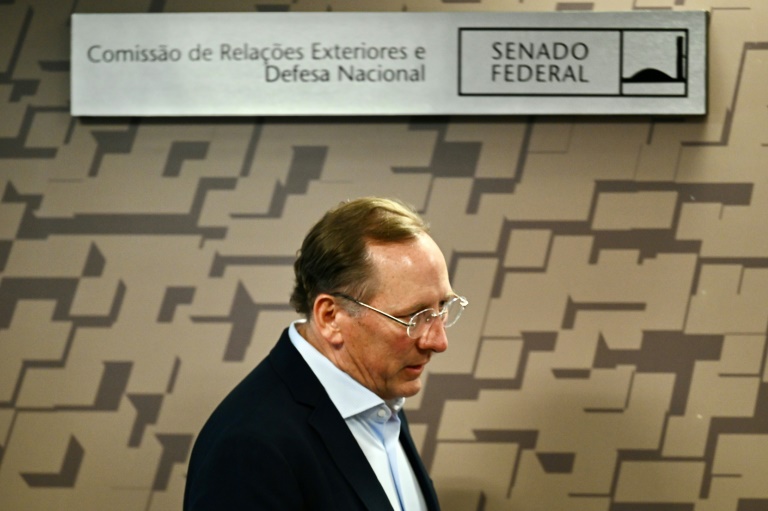 Le milliardaire John Textor, président des clubs de Lyon et Botafogo, arrive pour son audition devant le Sénat brésilien, le 22 avril 2024 à Brasilia