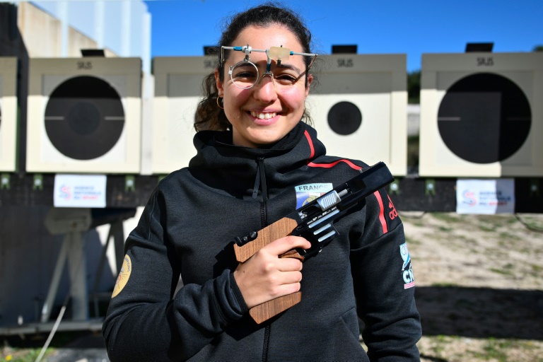 La Française Mathilde Lamolle, finaliste du pistolet à 10 m aux JO de Tokyo, pose avec son arme lors d'une séance d'entraînement à Allauch, près de Marseille, le 6 mars 2024