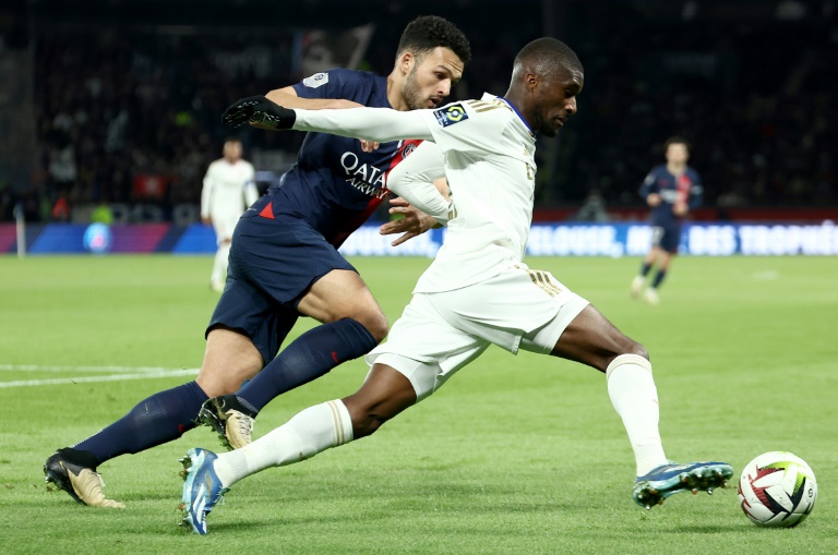 L'attaquant du PSG Goncalo Ramos (g) aux prises avec le Lyonnais Clinton Mata, lors du match de Ligue 1 PSG-Lyon, le 21 avril 2024 à Paris