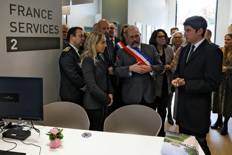 Le Premier ministre français Gabriel Attal (d) et le maire de Sceaux Philippe Laurent (c) lors de sa visite dans les locaux de 